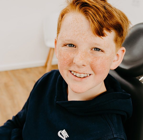 Junge grinst in die Kamera der Praxis für Kieferorthopädie in Euskirchen