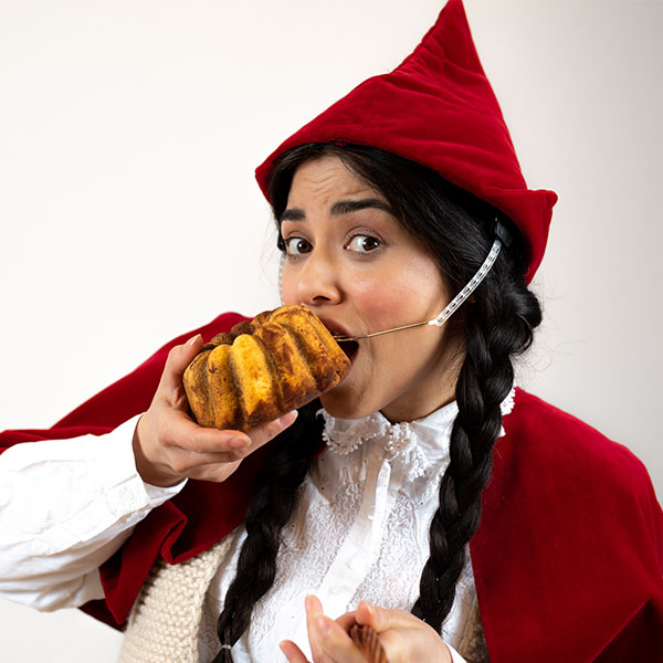 Rotkäppchen beißt in einen Kuchen in der Kieferorthopädie Euskirchen