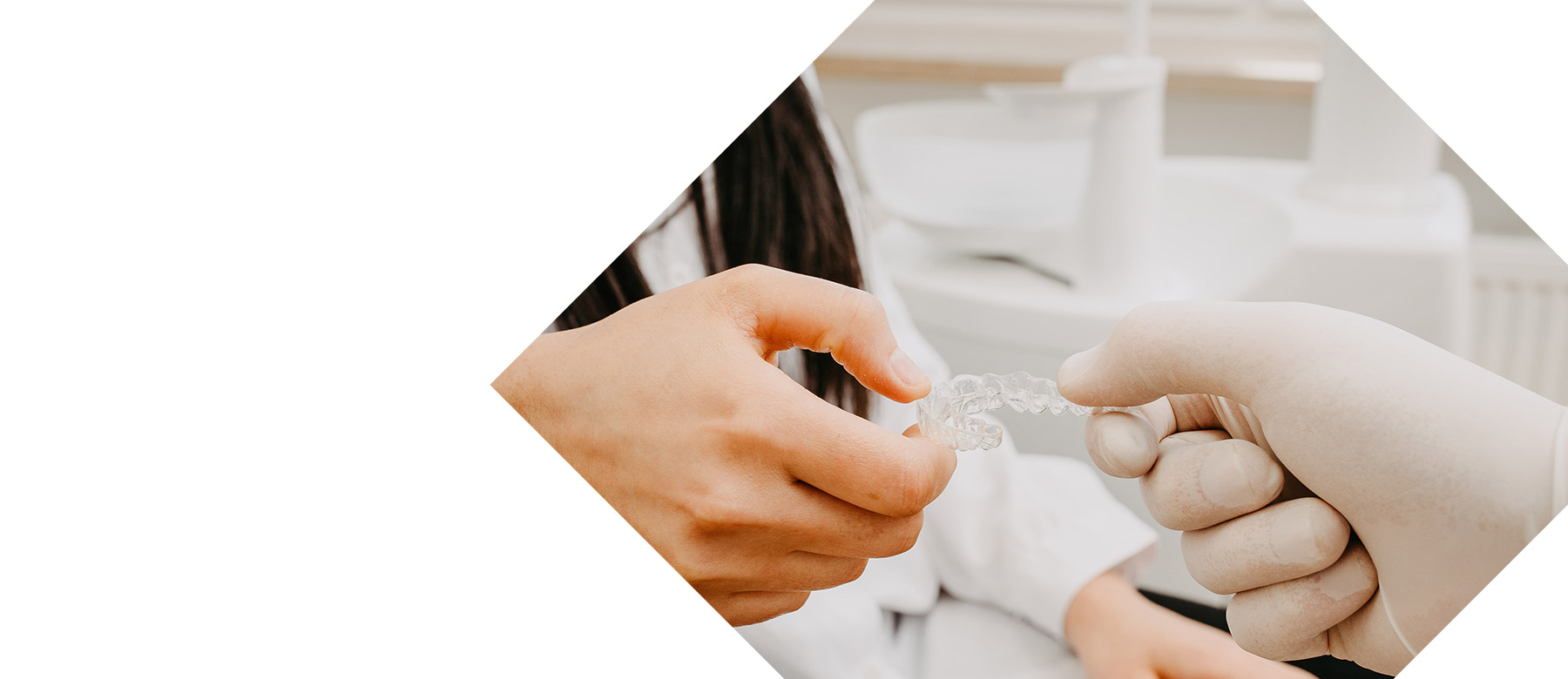 Eine unsichtbare Schiene in den Händen zweier Menschen in der KFO Euskirchen