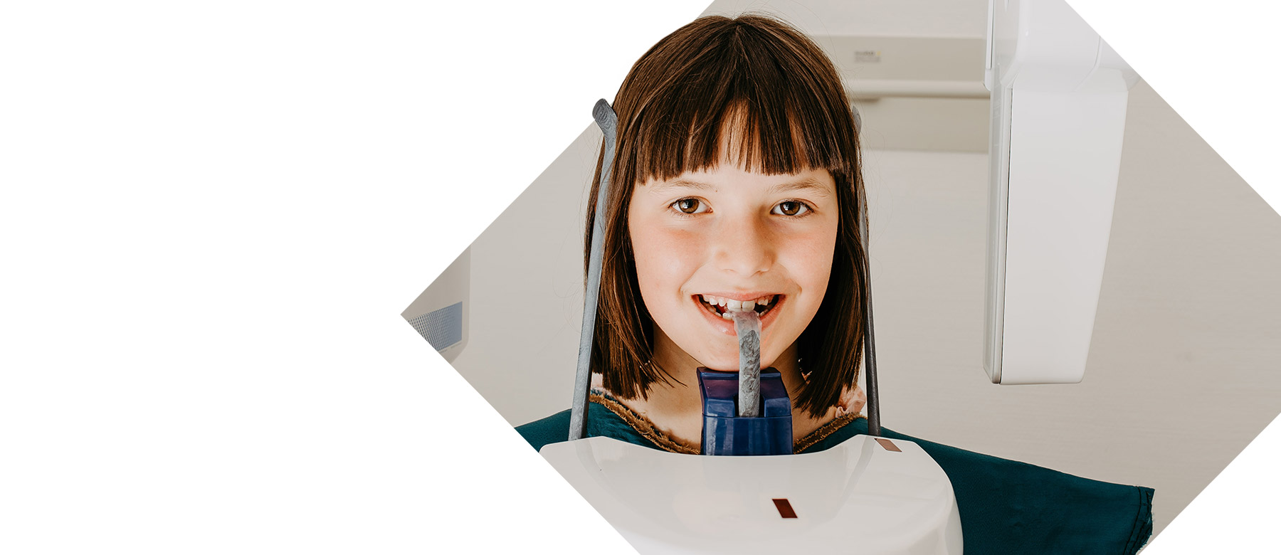 Eine kleine Patientin lächelt in die Kamera in der KFO Euskirchen